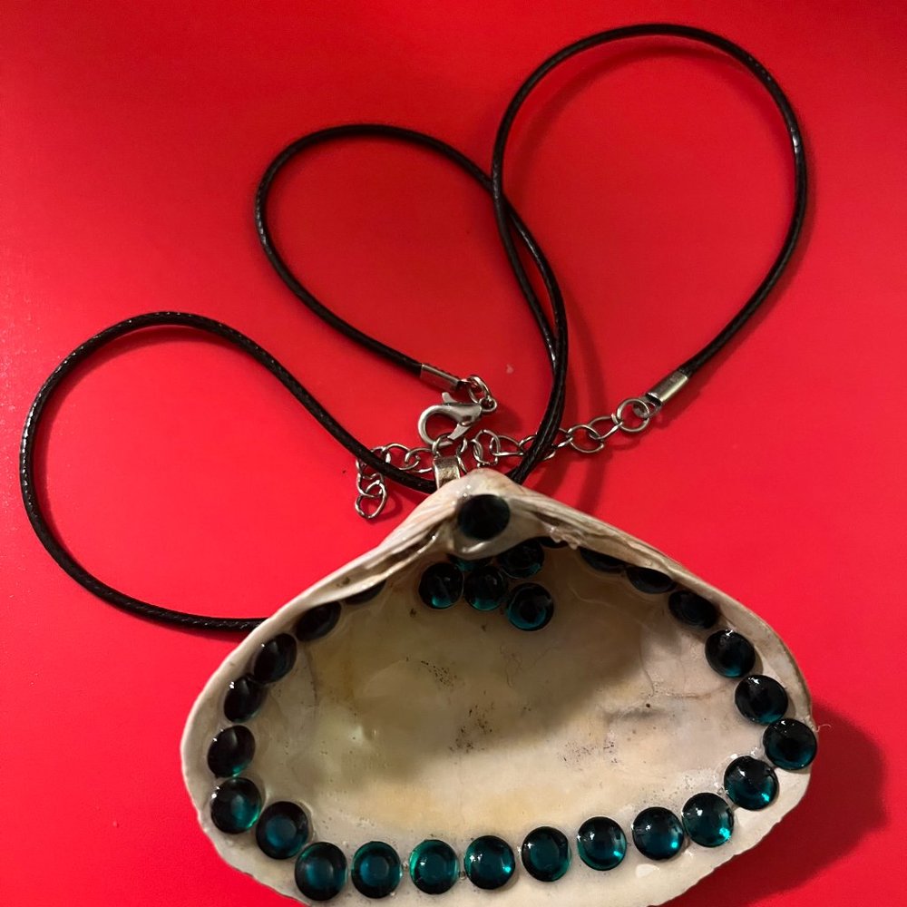 Rhinestone Seashell Hand Design - Picture 3 of 16